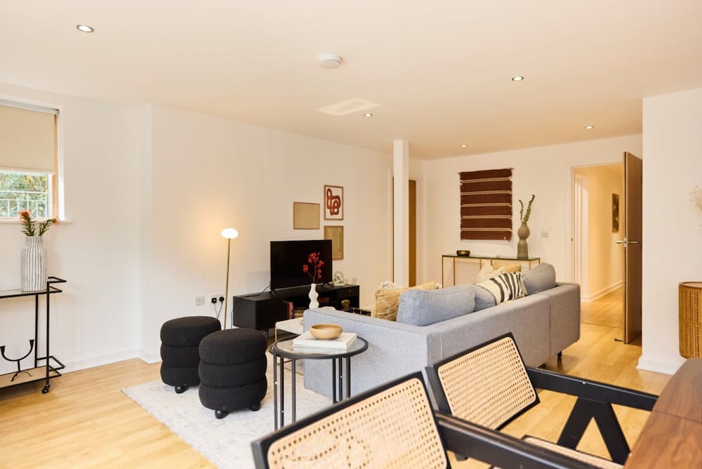 The Gwendolen Place - Contemporary 2bdr Flat w Terrace Balcony