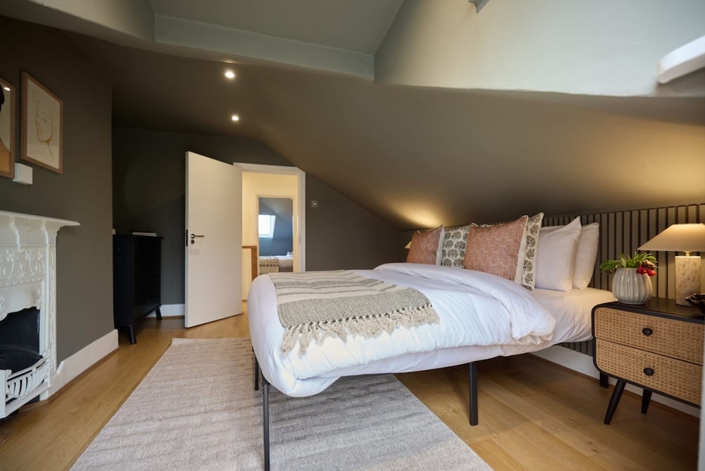 The Kensington Palace Hideout - Homely 5bdr House With Patio and Balcony