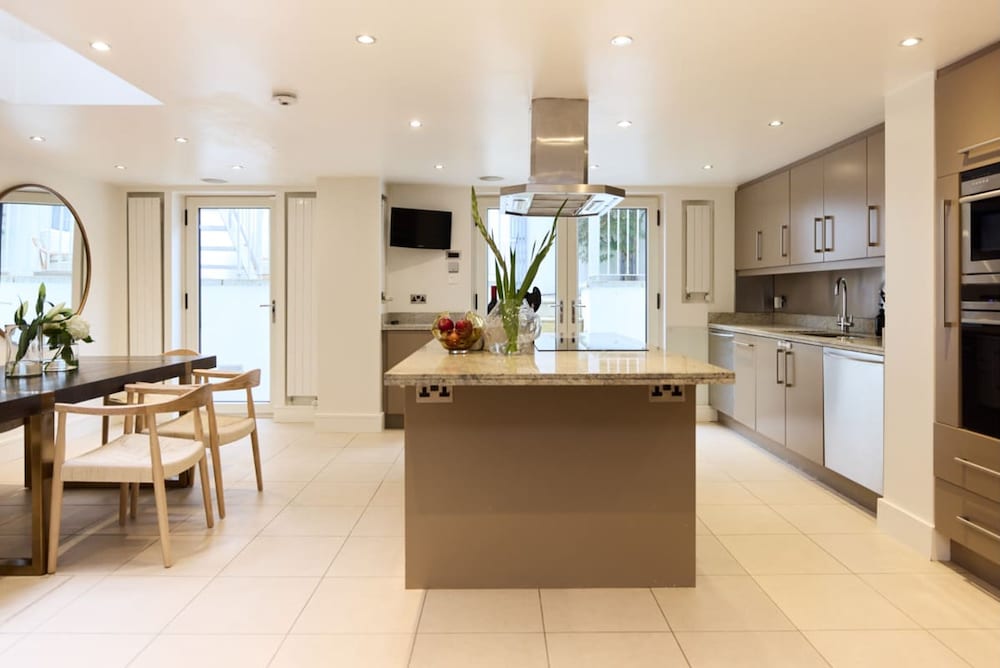 The Kensington Palace Hideout - Homely 5bdr House With Patio and Balcony