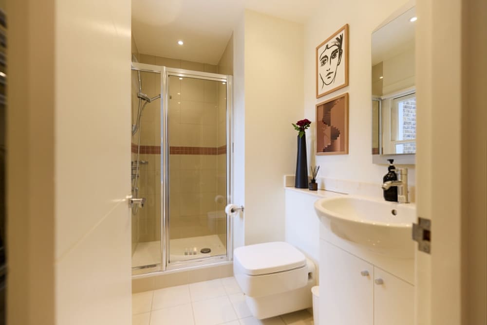 The Kensington Palace Hideout - Homely 5bdr House With Patio and Balcony