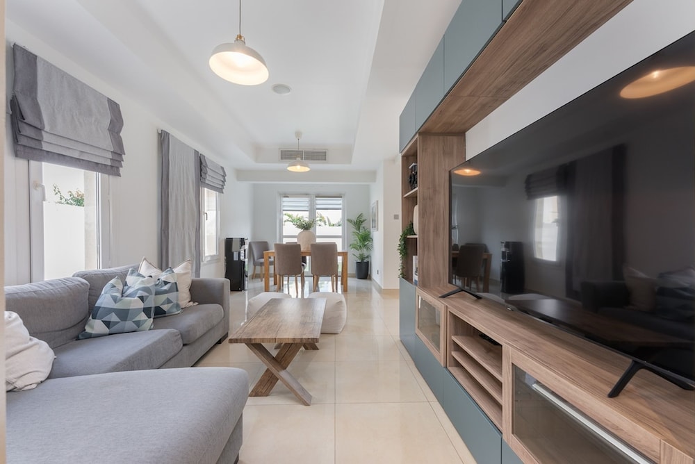 Luxurious Spacious 3-bedroom Villa With Private Pool at Springs 10