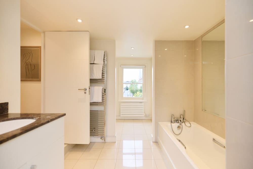 The Kensington Palace Hideout - Homely 5bdr House With Patio and Balcony