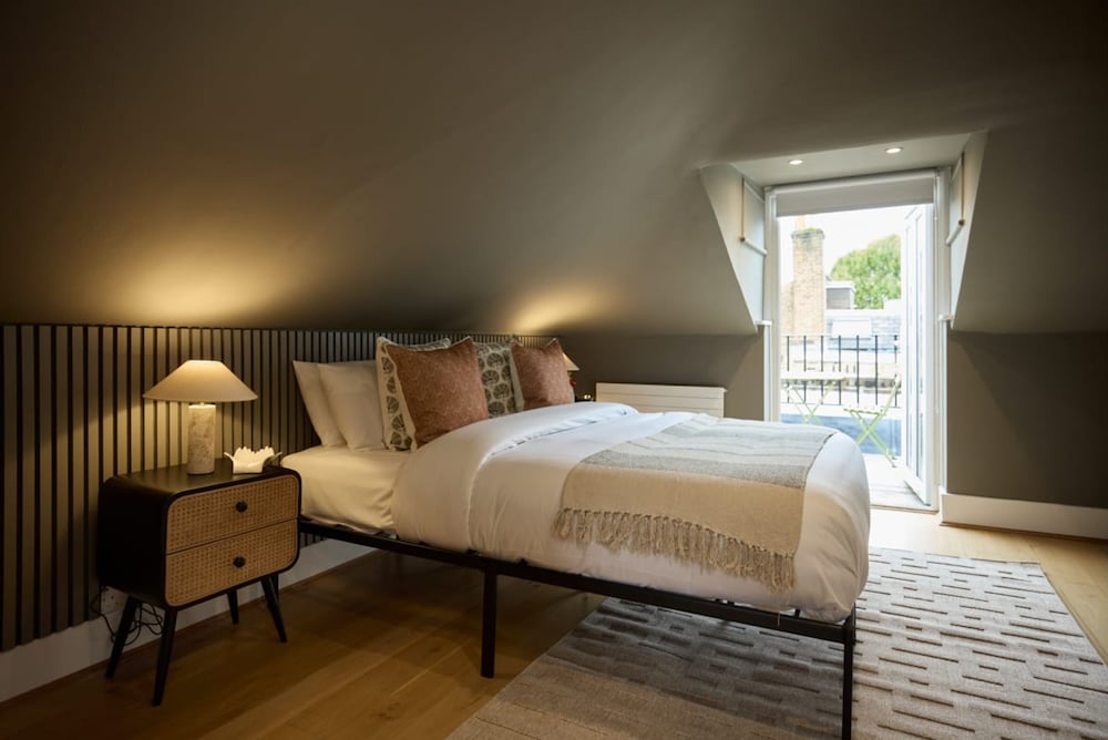 The Kensington Palace Hideout - Homely 5bdr House With Patio and Balcony
