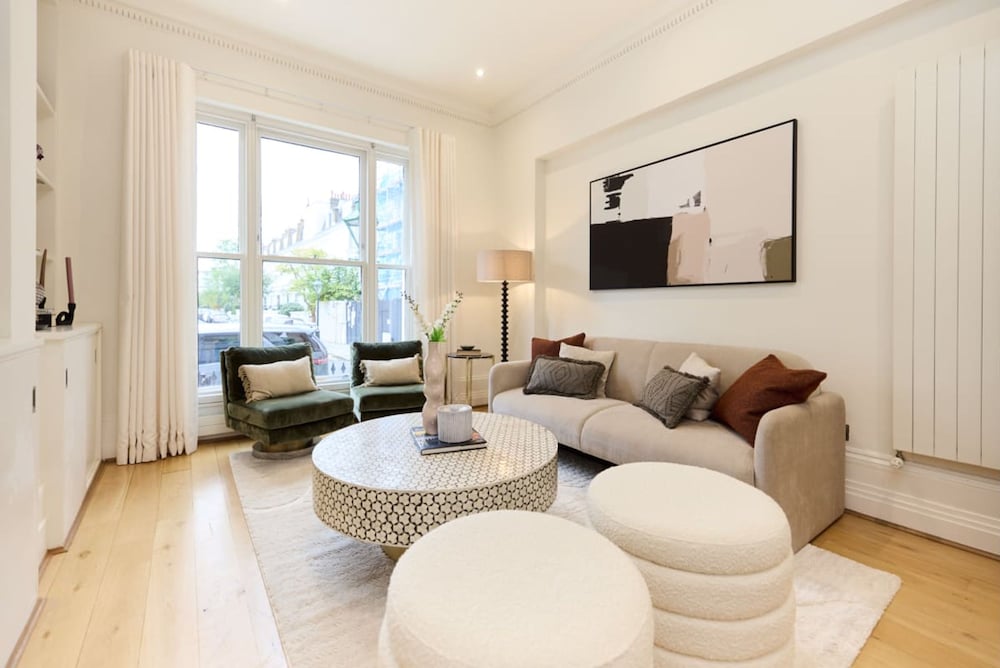 The Kensington Palace Hideout - Homely 5bdr House With Patio and Balcony