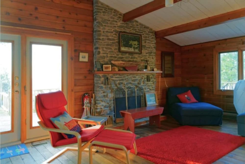 Clifton House - Waterfront Family Home in PEC