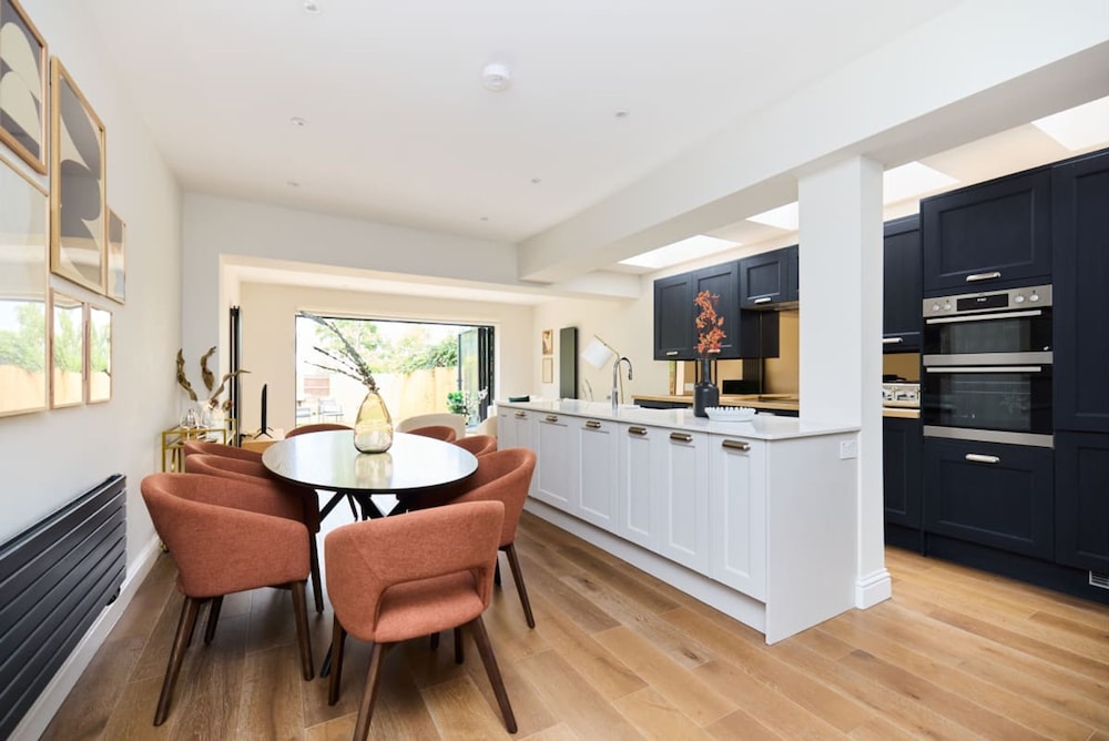 The Brondesbury Park - Sparkling 3bdr Flat With Garden