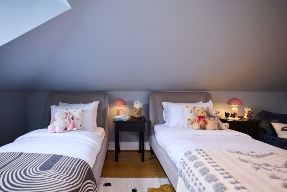 The Kensington Palace Hideout - Homely 5bdr House With Patio and Balcony