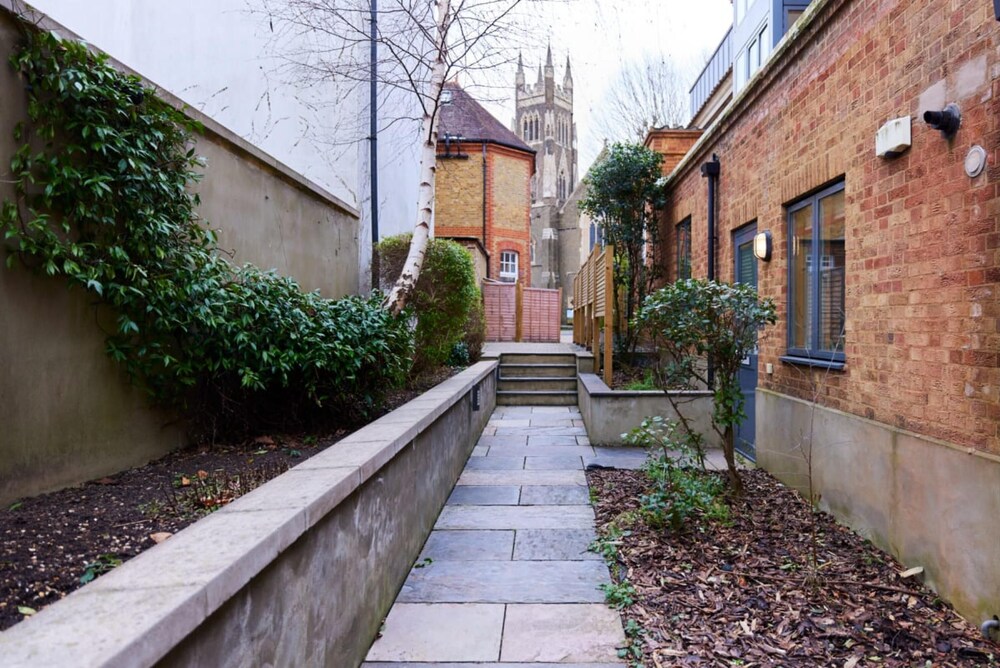 The Putney Escape - Trendy 2bdr Flat With Terrace Parking