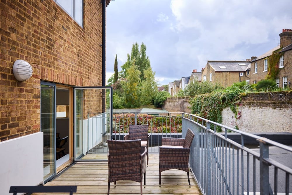 The Gwendolen Place - Contemporary 2bdr Flat w Terrace Balcony