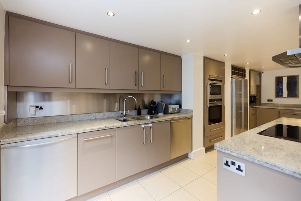 The Kensington Palace Hideout - Homely 5bdr House With Patio and Balcony