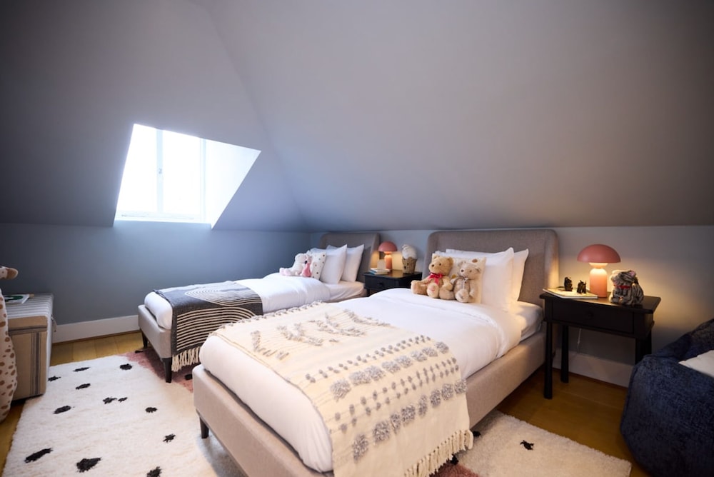 The Kensington Palace Hideout - Homely 5bdr House With Patio and Balcony
