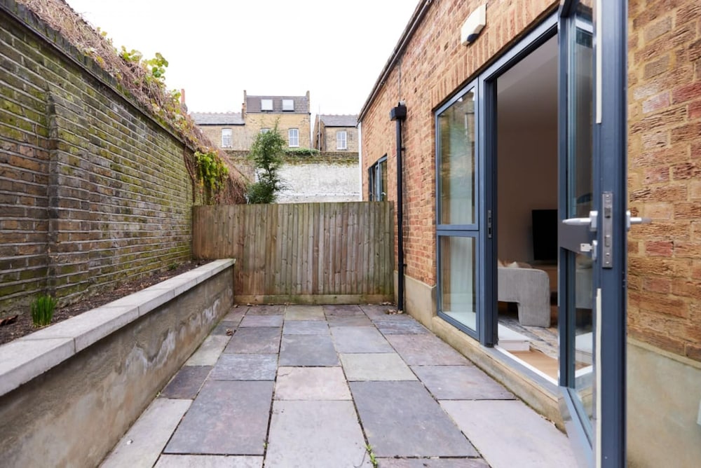 The Putney Escape - Trendy 2bdr Flat With Terrace Parking