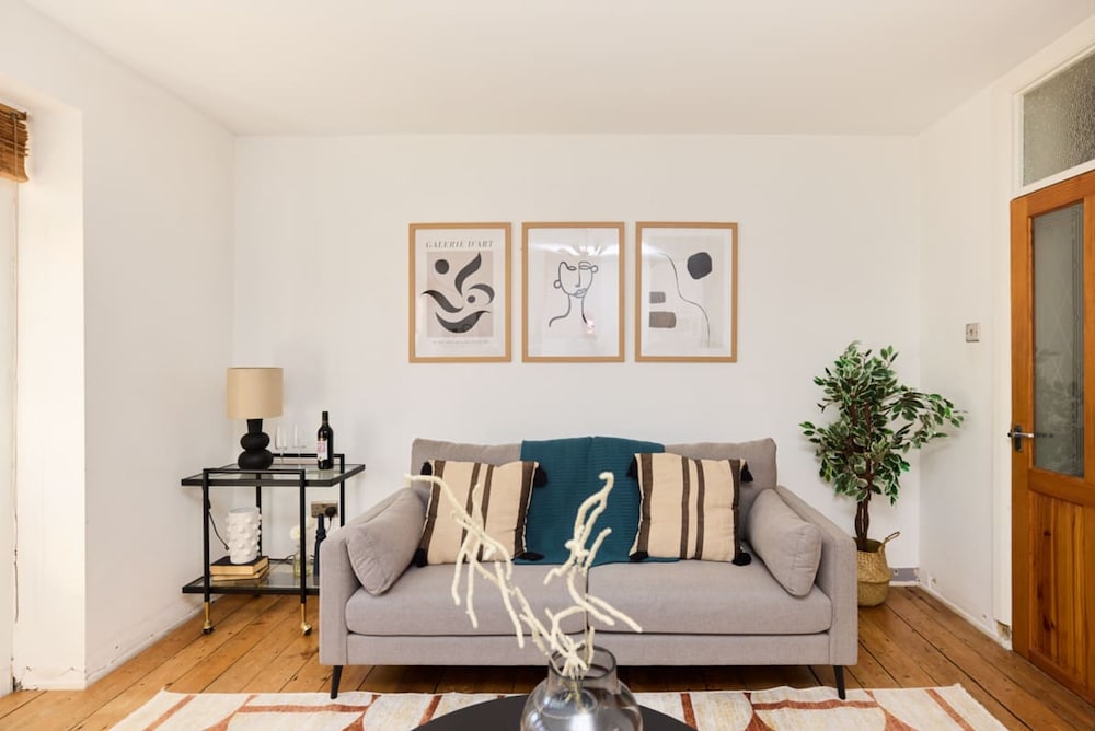 The Holloway Place - Modern 1bdr Flat With Balcony