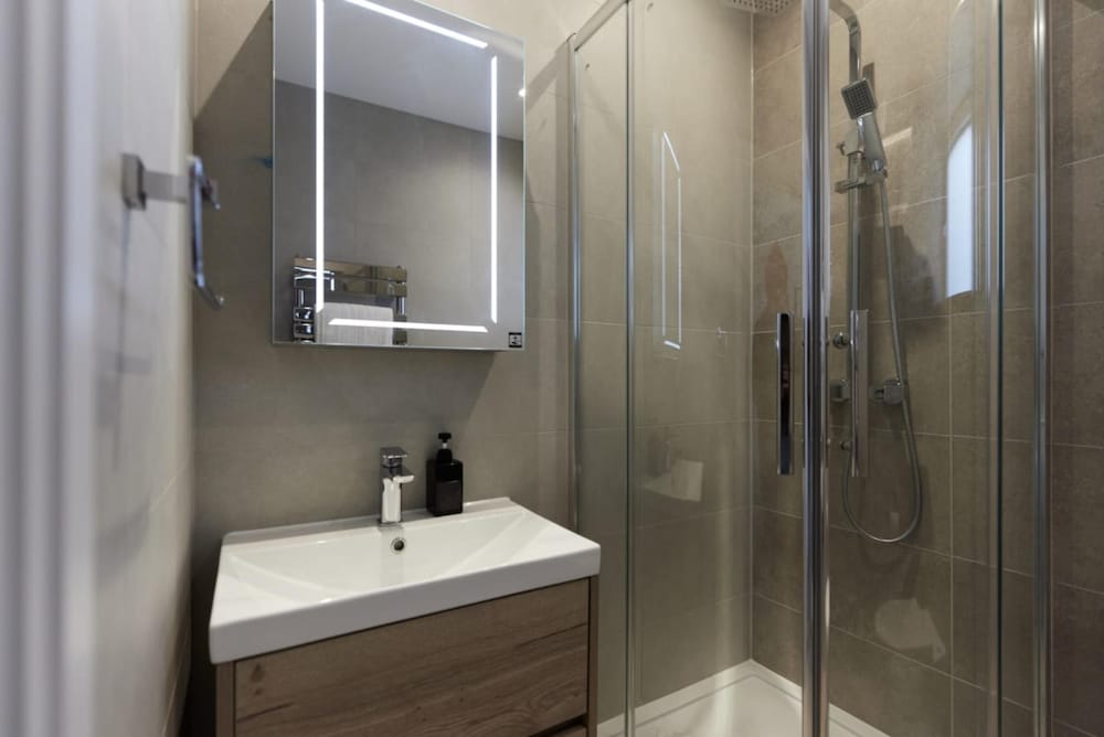 Wembley Vacations - The Wembley Park Gem - Lovely 2bdr Flat With Balcony - Property Image 8