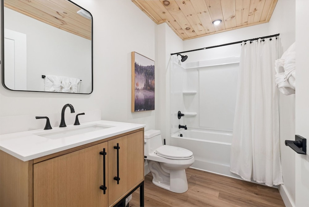 Luxury Cabin w Indoor Pool Hot Tub Game Room