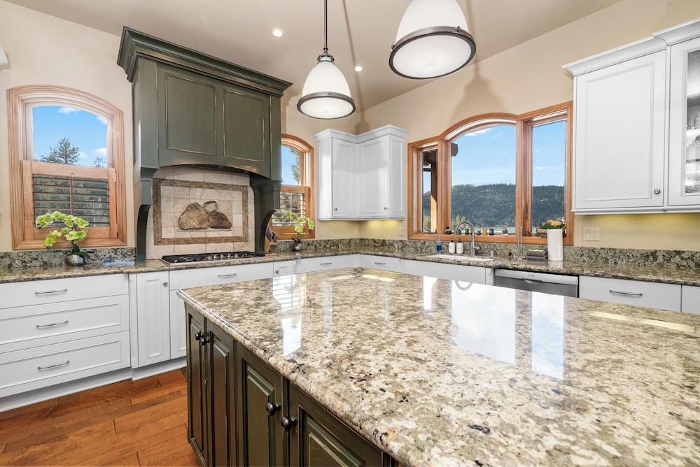 Boulder Cove Lakefront Estate