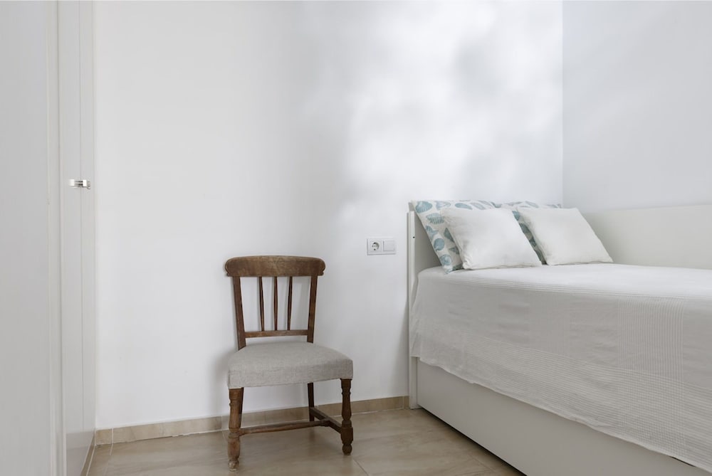 Prime Location Apartment With Seaviews