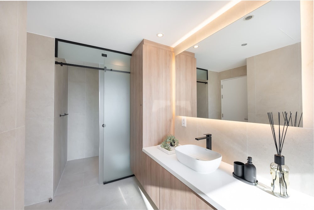 Grand Stay in This 1 Bedroom Flat That Sleeps 4