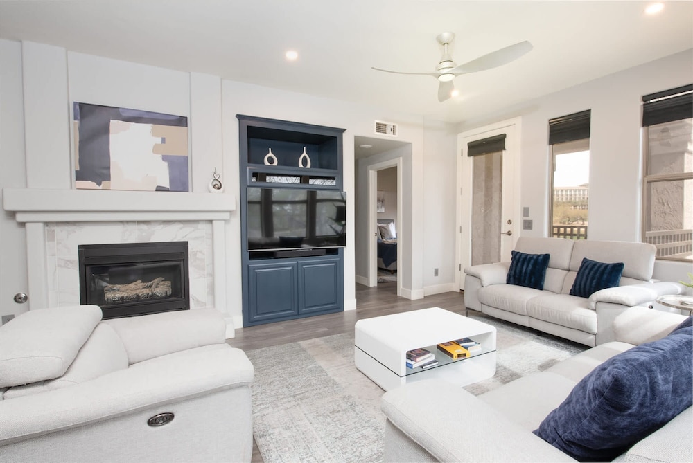 Lux Scottsdale Condo Overlooks 9th Hole Near Golf
