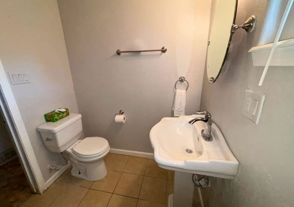 Retro 1BR Near Downtown Quiet Comfy Stay