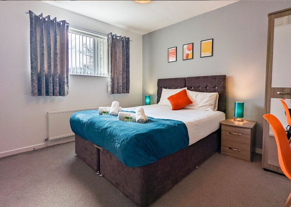 Group Stay Deasls on Outfield 5BR House w 10 Beds