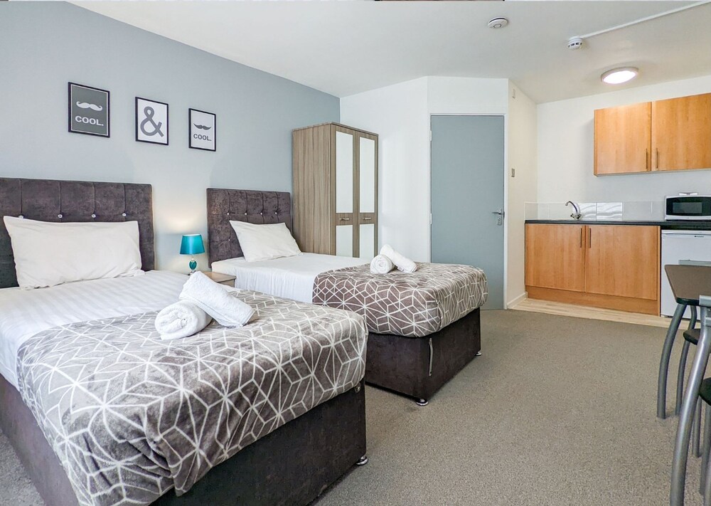 Group Stay Deasls on Outfield 5BR House w 10 Beds