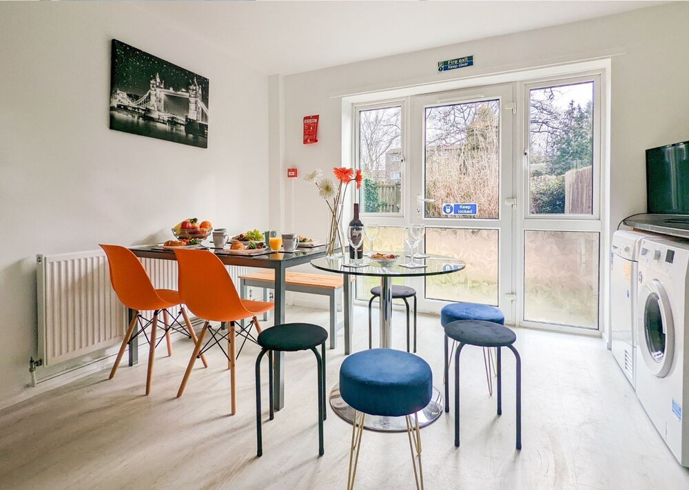 Group Stay Deasls on Outfield 5BR House w 10 Beds