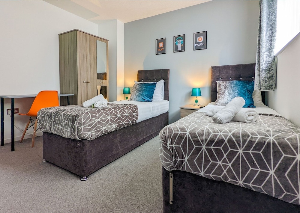 Group Stay Deasls on Outfield 5BR House w 10 Beds