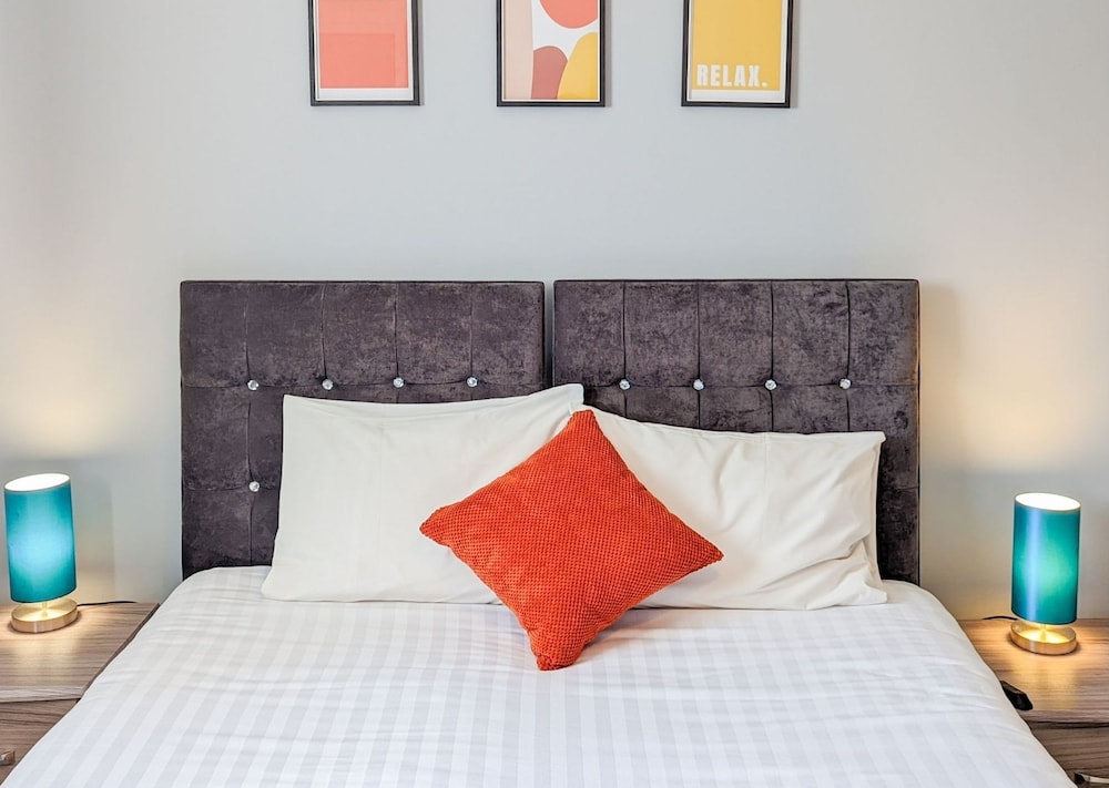 Group Stay Deasls on Outfield 5BR House w 10 Beds