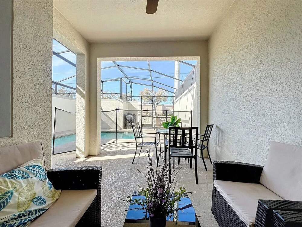 Stunning 4Bd w Pool Storey Lake 5019