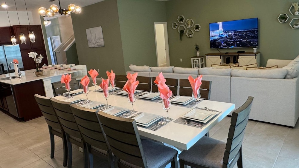 Family Friendly 12bd w Jacuzzi Veranda Palms 4401