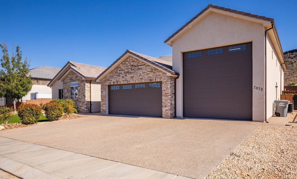 Hurricane Falls Pool, Hot Tub Plus Dog Friendly! 4 Bedroom Home