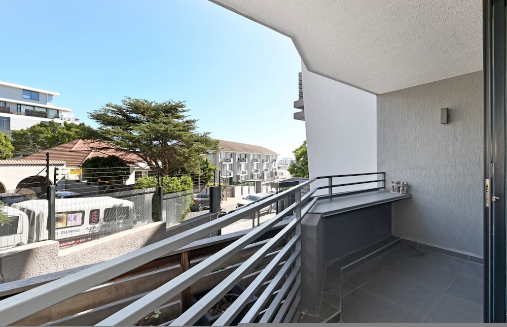 One Bedroom Green Point Spacious