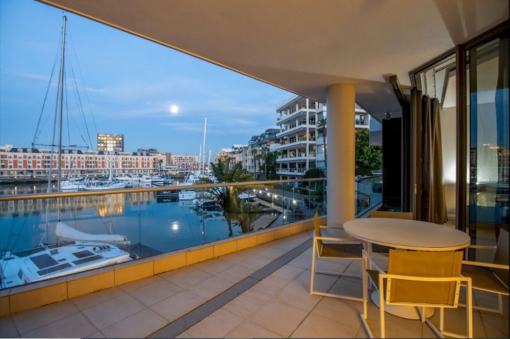 Executive Yacht View One Bedroom Marina Apartment - 206