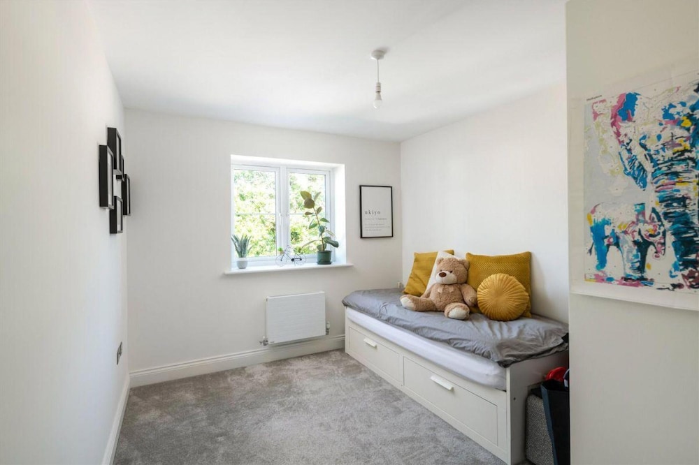 2 Bed 2 Bath Apt Close to Reigate Station - 2230