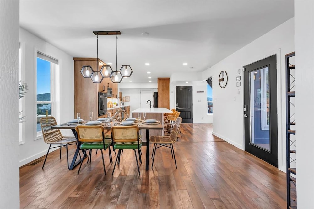 NEW Mountain View Retreat With Hot Tub and Mini Golf