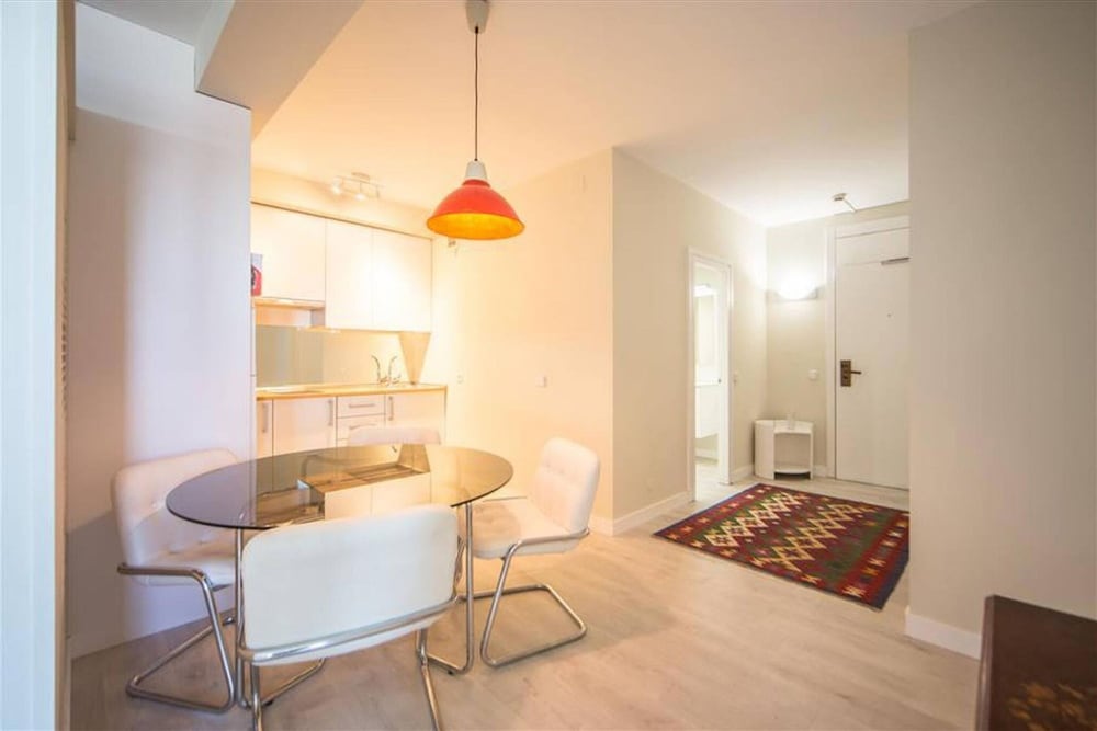 Colon 902 in Madrid With 1 Bedrooms and 1 Bathrooms