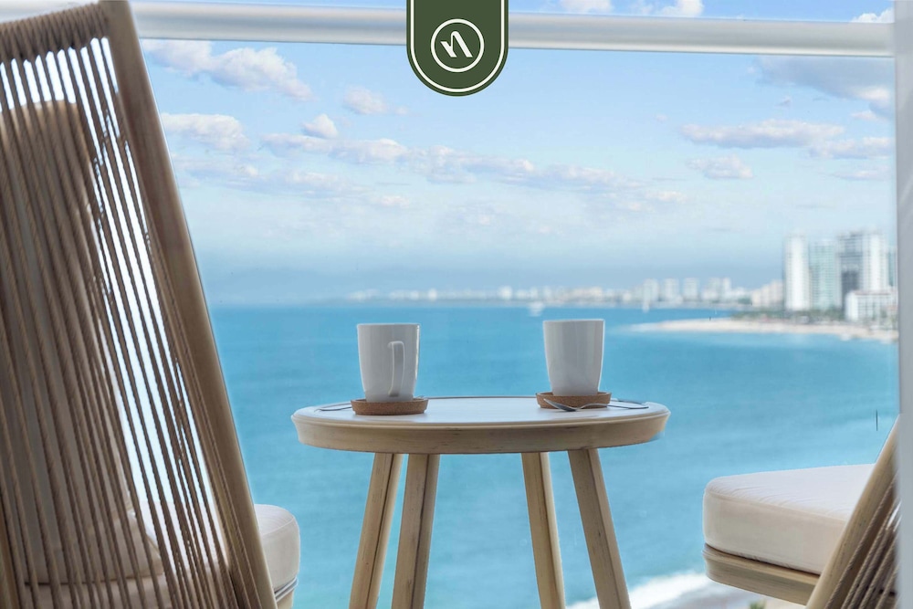 Luxury Oceanfront Studio - Beach - Pools - Gym