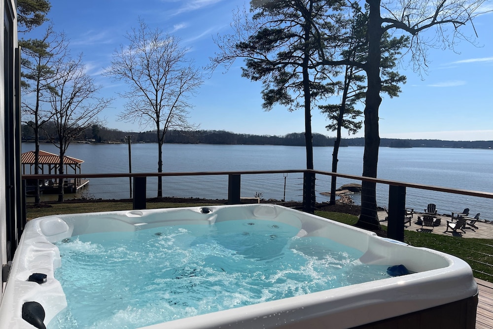 Paradise Peninsula by Avantstay Waterfront Private Beach Hot Tub View