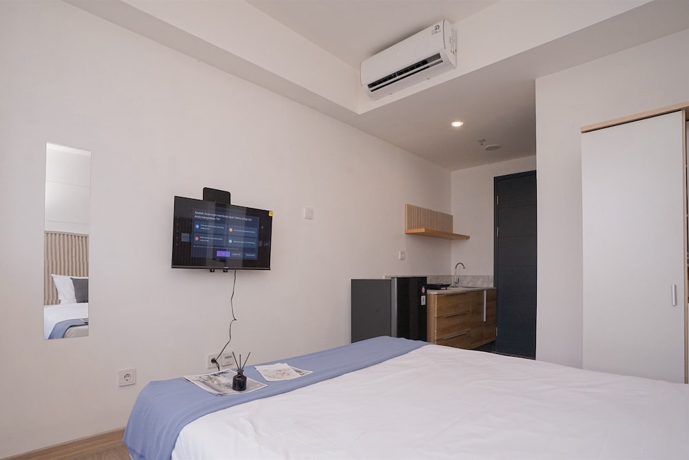 Fully Furnished and Homey Studio Collins Boulevard Apartment