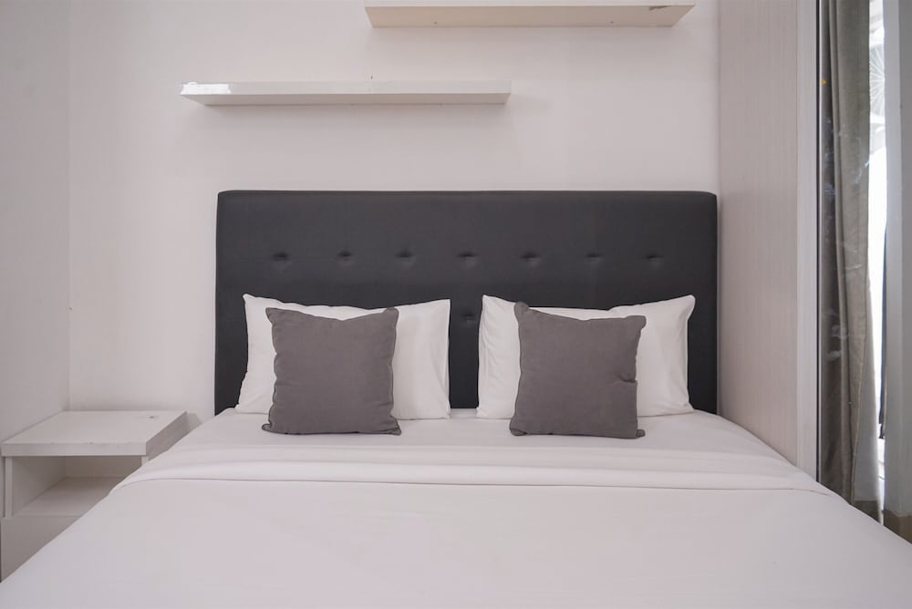 Comfortable and Warm Studio at Poris 88 Apartment