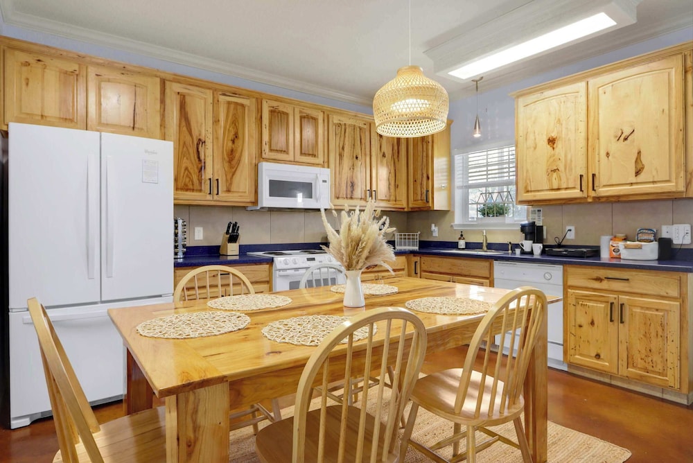 Amazing Lakefront Escape - A Stunner For Sleeps 14