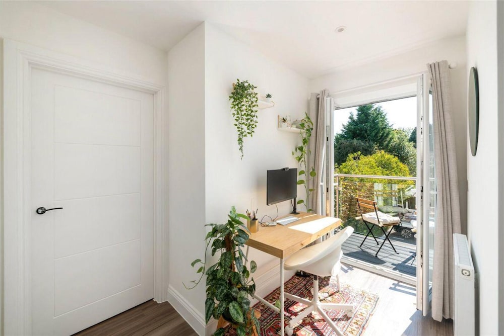 2 Bed 2 Bath Apt Close to Reigate Station - 2230