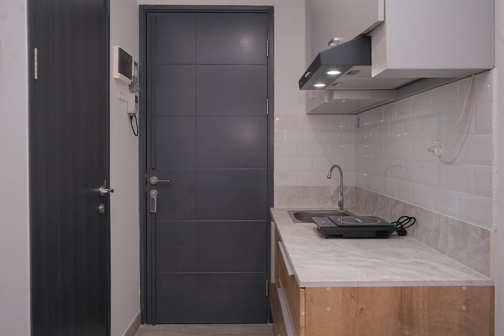 Warm and Spacious Studio Room at Collins Boulevard Apartment
