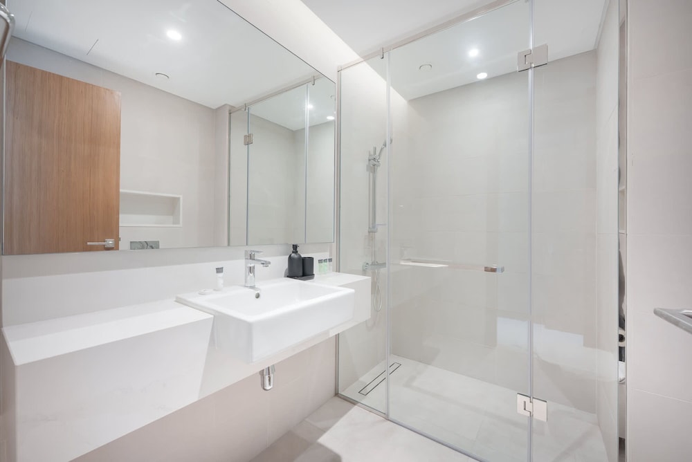 Elegant Relaxing 3-bedroom Apartment in Perfect Location at Canal Front 6