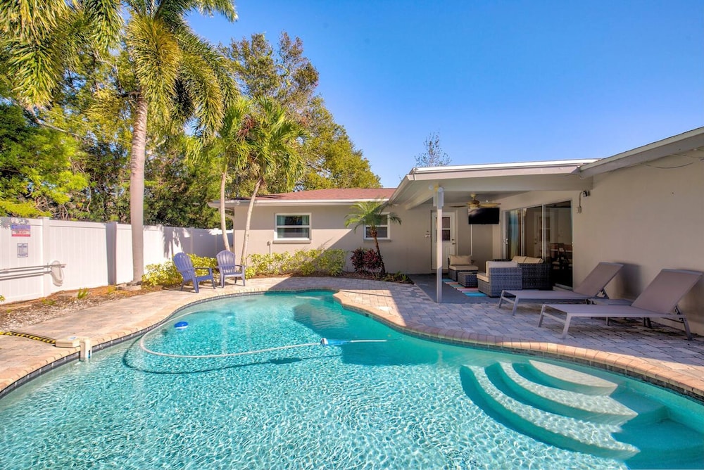 Sunny Escape-heated Pool