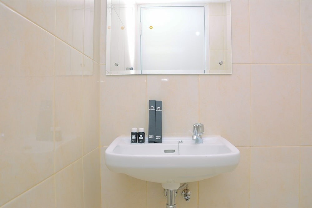 Studio Apartment at The Springlake View Summarecon with Mall View, เบคาซี - 12
