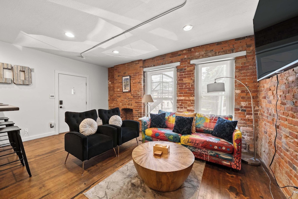 Short North Lounge Stay for 2