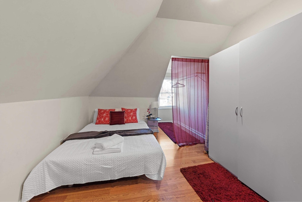 Summit Scholars Suites For 12!