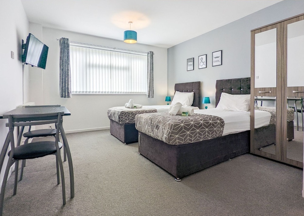 Group Stay Deasls on Outfield 5BR House w 10 Beds